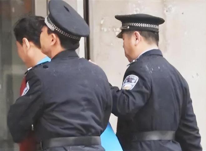 男子到警局求证发现自己是网上逃犯