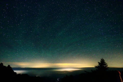 湖北一地夜空出现的神秘光圈可能是多种原因造成的，例如自然现象、人为因素等。目前，关于这一现象的回应可能还没有具体的科学解释或官方声明。，如果您对这一现象感兴趣，建议您关注当地媒体报道或相关部门的官方声明，以获取更准确的信息。同时，您也可以参考一些天文或自然现象的解释，以了解可能的成因。不过请注意，对于未经证实的现象，应保持开放和理性的态度，避免过度猜测和误解。