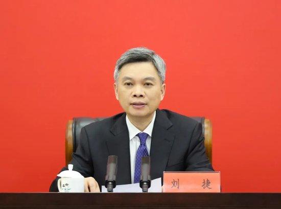 刘捷现任浙江省委副书记、省政府党组书记、代省长。，刘捷，男，汉族，浙江诸暨人，中国共产党党员，在职研究生学历，工学博士，高级工程师。刘捷同志是一位经验丰富的领导干部，他在多个领域都有卓越的工作表现和丰富的管理经验。作为浙江省代省长，他将承担起推动浙江经济社会发展、促进政府工作高效运行等重要职责。