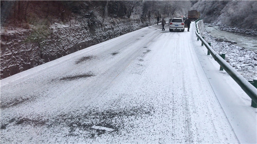 是的，韩国首都圈和江原道地区普降大雪。这场大雪对当地交通和居民生活造成了一定的影响。据报道，大雪导致道路湿滑，能见度降低，给交通出行带来了很大的不便。此外，大雪还可能导致部分地区出现停电和房屋受损等情况。，针对这种情况，当地政府已经采取了一系列应对措施，包括加强交通管制、清理积雪、保障居民生活必需品供应等。同时，也提醒广大市民注意防寒保暖，减少不必要的出行，确保自身安全。，如果您正在韩国旅行或居住，请关注当地天气预报和新闻资讯，以便及时了解相关情况并做好应对措施。