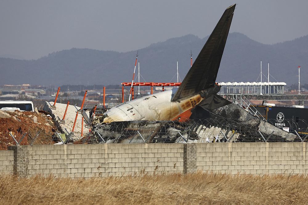 当地时间2023年韩国客机起火事件是一起非常严重的航空事故。据报道，此次事故已经导致多人伤亡。对于此次事件，深感悲痛和惋惜。，关于事故的具体原因和伤亡情况，建议关注官方调查报告和相关新闻，以获取准确和详细的信息。同时，也要尊重逝者和他们的家人，不要传播未经证实的消息和不实言论。，此次事件也提醒我们，航空安全至关重要。我们应该加强对航空安全的关注和重视，遵守航空安全规定，共同维护航空安全。