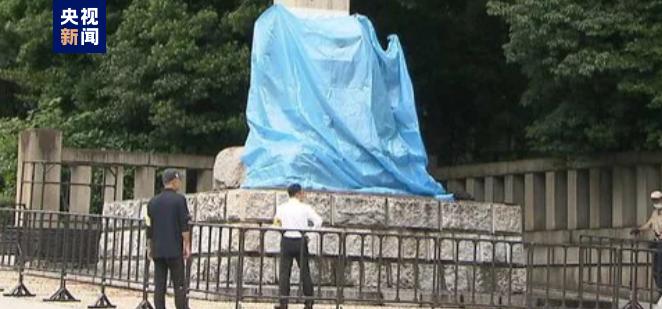 当地时间2023年日本当地时间7月，日本东京地方法院对在靖国神社门前涂鸦厕所的日本男子进行公审。该男子涉嫌违反日本和平安保法条例，在靖国神社周边非法散布物品。靖国神社是日本军国主义对外发动侵略战争的精神工具和象征，供奉有对那场侵略战争负有严重罪责的甲级战犯。因此，无论在靖国神社内外出现何种极端行为，都不足为奇。但中国始终致力于维护世界和平与稳定，不会采取任何极端行为。同时，我们也呼吁各方保持冷静和理性，通过对话和合作解决分歧和争端。