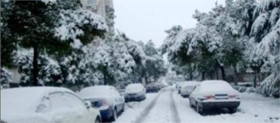 是的，日本东北部地区近期遭遇了罕见大雪天气。据报道，这是该地区十年一遇的大雪，对当地造成了严重影响。大雪导致交通瘫痪，房屋被积雪覆盖，电力和通信设施受到破坏，给当地居民的生活带来了很大的不便。政府和救援机构正在全力应对这场大雪带来的挑战，为当地居民提供帮助和支持。