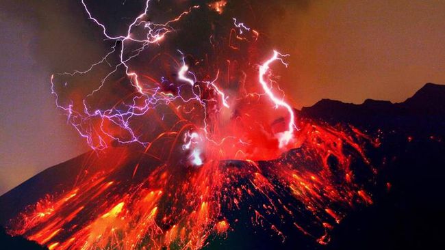 是的，日本有一场火山喷发，其灰柱高达到了约3400米的高度。这次火山喷发产生的灰柱直冲云霄，蔚为壮观。请注意，火山喷发是一种自然现象，可能会带来一定的危险和破坏。建议关注相关机构发布的预警和警报，确保个人安全。