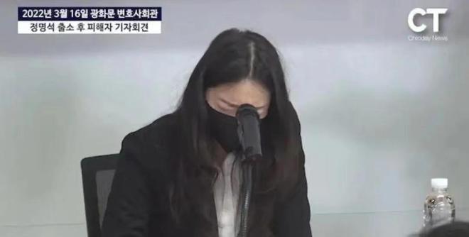 郑明析因犯强制猥亵罪被判有期徒刑一年六个月。关于郑明析被判十七年相关信息暂时无法提供，可以关注相关新闻报道获取最新信息。，同时，无论涉及何种罪行，法律判决都需要经过严格的司法程序，并且根据事实和证据做出决定。如果对某个案件有关注，可以通过官方渠道了解相关信息，以便获取准确和权威的答案。