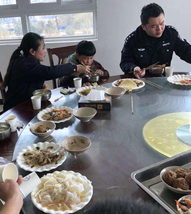 11岁侄子做好饭菜叫姑姑起床