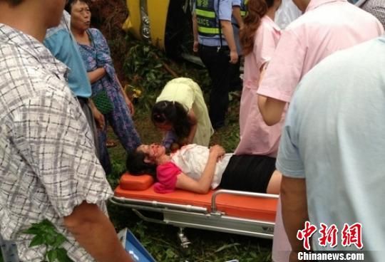 利比亚一客车翻车造成23人死亡