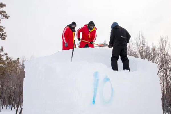 马英九哈尔滨赏雪雕吟诵《江雪》