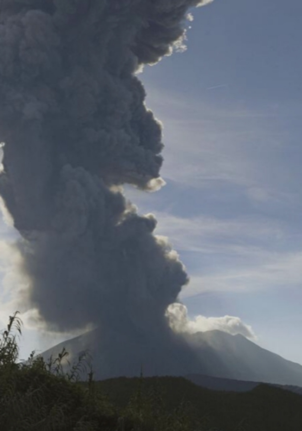 日本火山喷发灰柱高达3400米